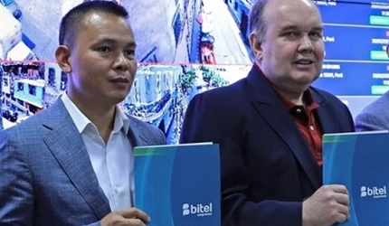 El CEO de Bitel Pham Anh Duc junto con el alcalde de Lima Rafael López Aliaga en 2024 - Crédito: Bitel